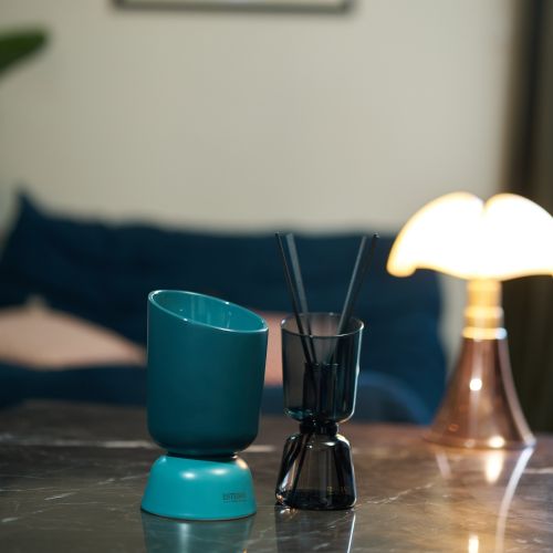 Iconic Color Refillable scented Initial candle 220g Pur Lin